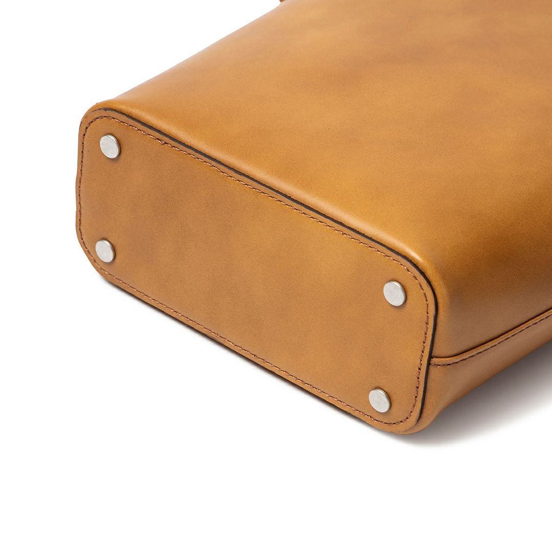 エル　D&Gワニ型押し（牛革）バック エル様専用 D&Gワニ型押し（牛革）バック - メルカリ